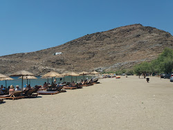 Paralia Pisses'in fotoğrafı uçurumlarla desteklenmiş