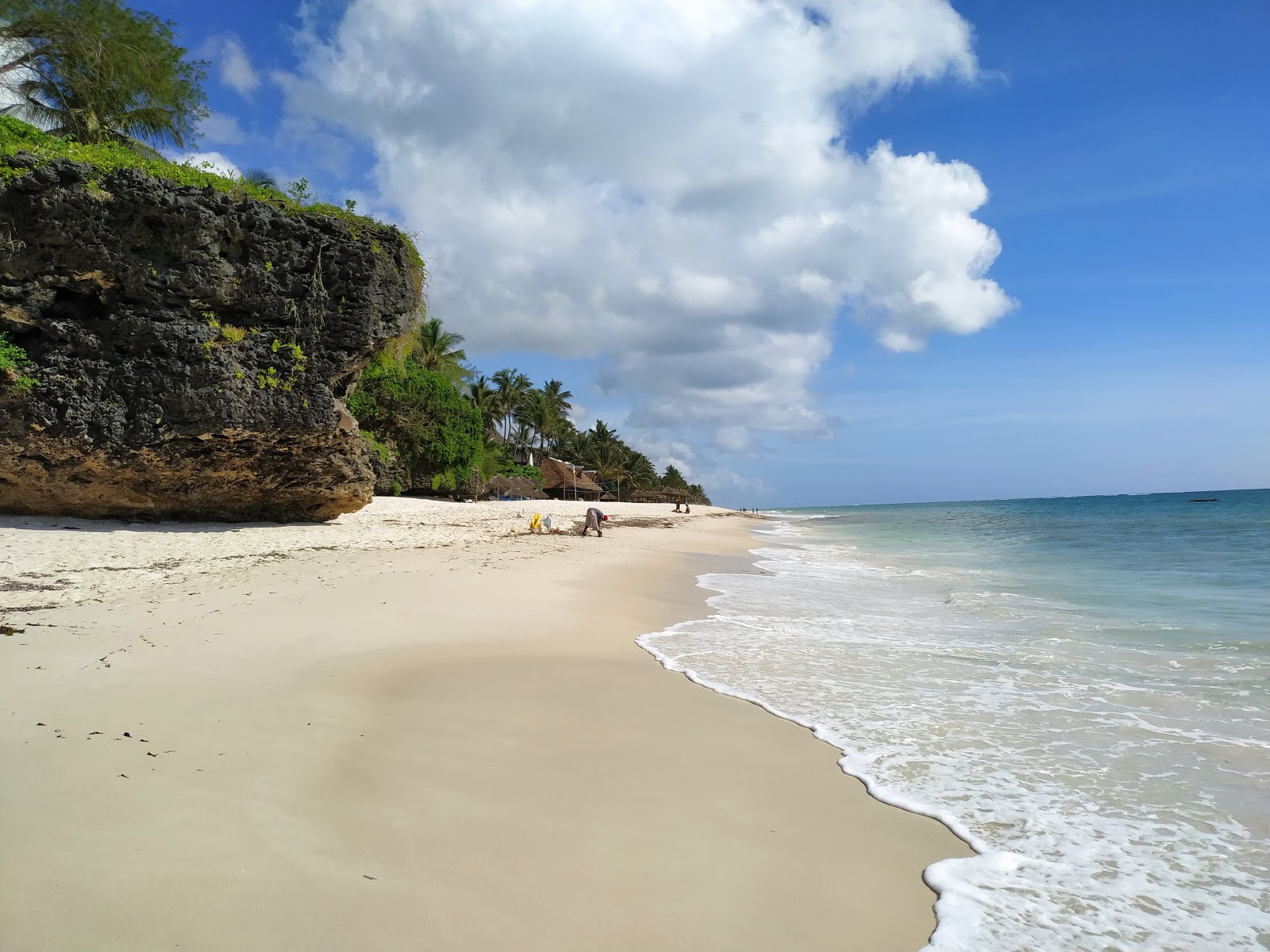 Foto di Spiaggia di Diani con una superficie del sabbia pura bianca