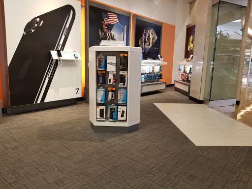 Cell Phone Store «AT&T Authorized Retailer», reviews and photos, 2004 Northbrook Ct, Northbrook, IL 60062, USA