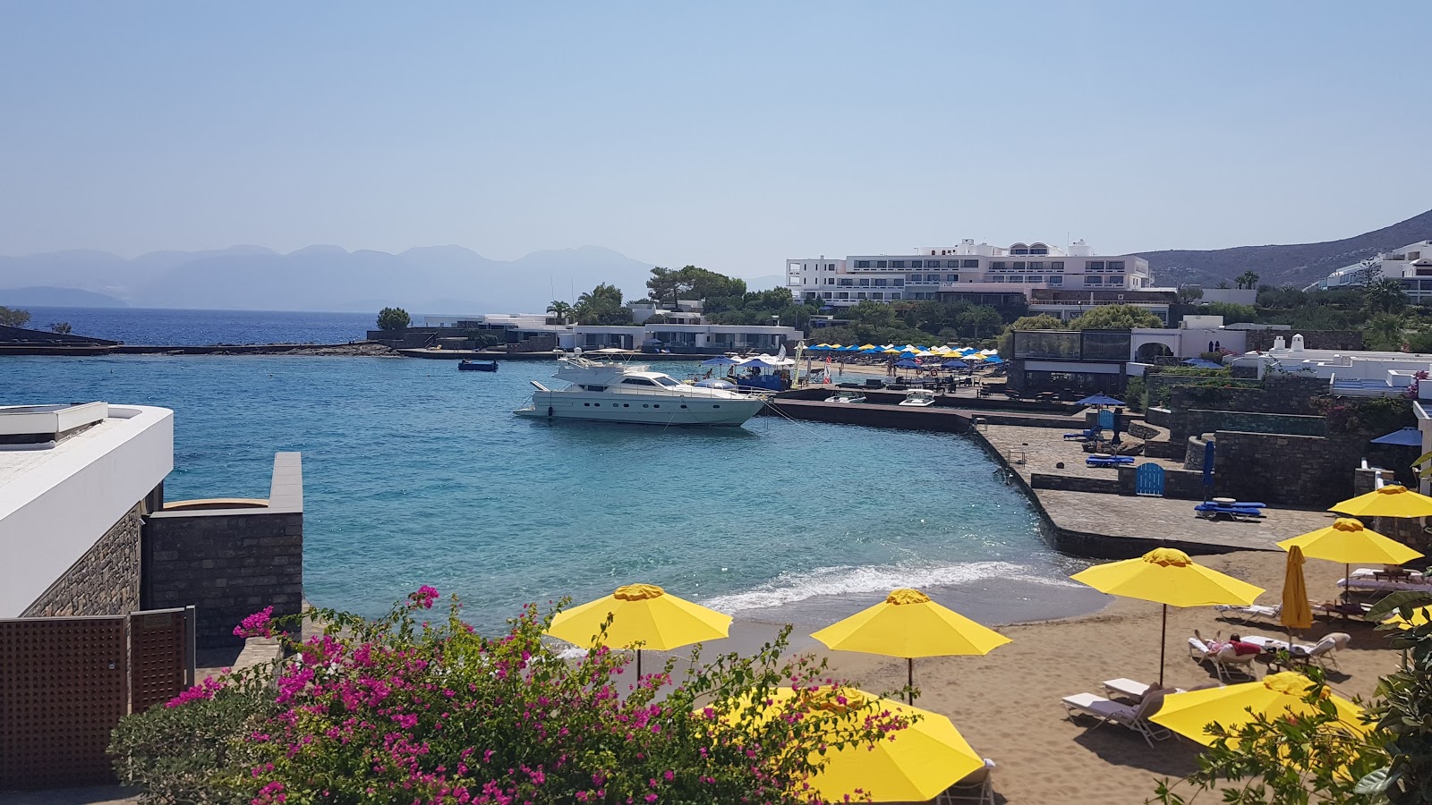 Elounda Beach'in fotoğrafı küçük koy ile birlikte