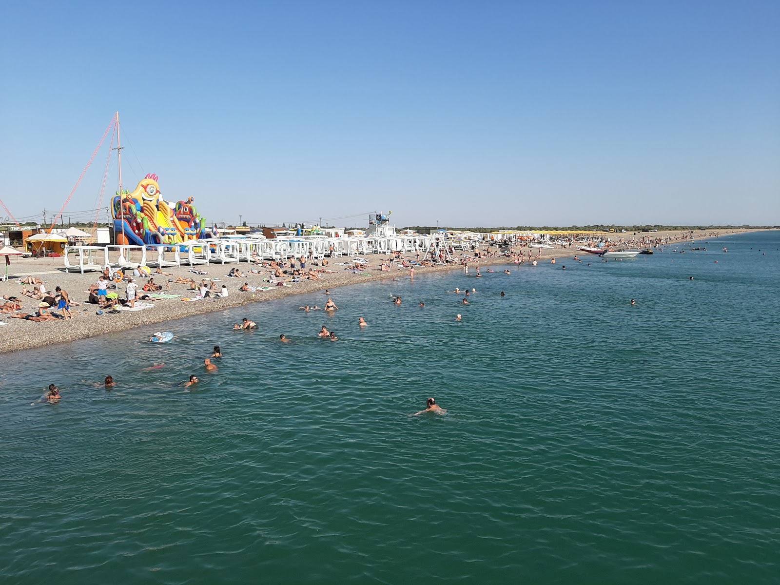 Fotografija Plaža Novofedorovka z turkizna čista voda površino