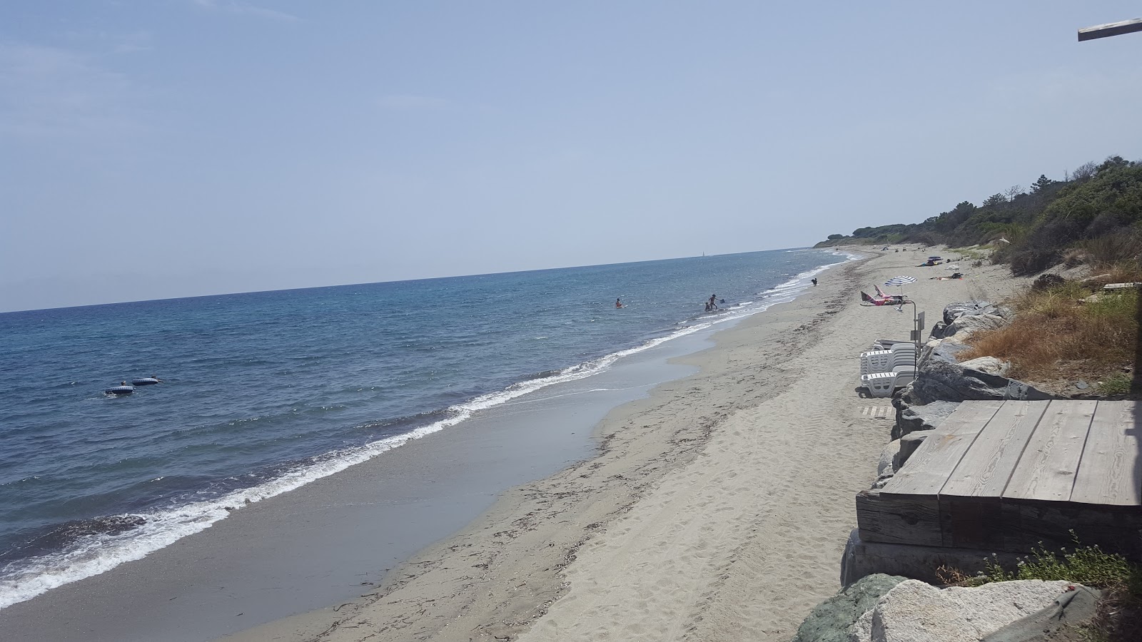 Foto di Pisonaccio con una superficie del acqua cristallina