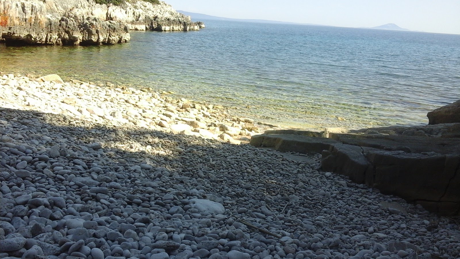 Fotografija Jarovica beach z drobni več zalivi