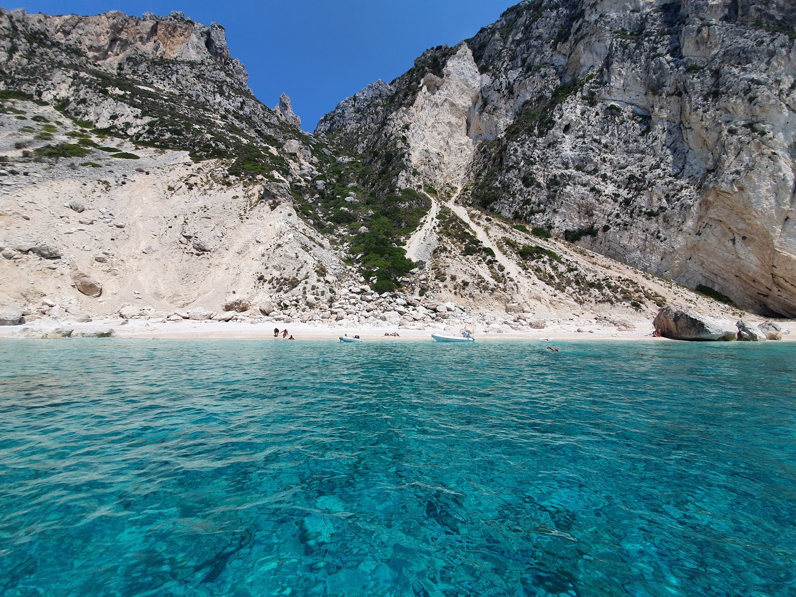 Aspri Ammos Beach'in fotoğrafı dağlarla çevrili
