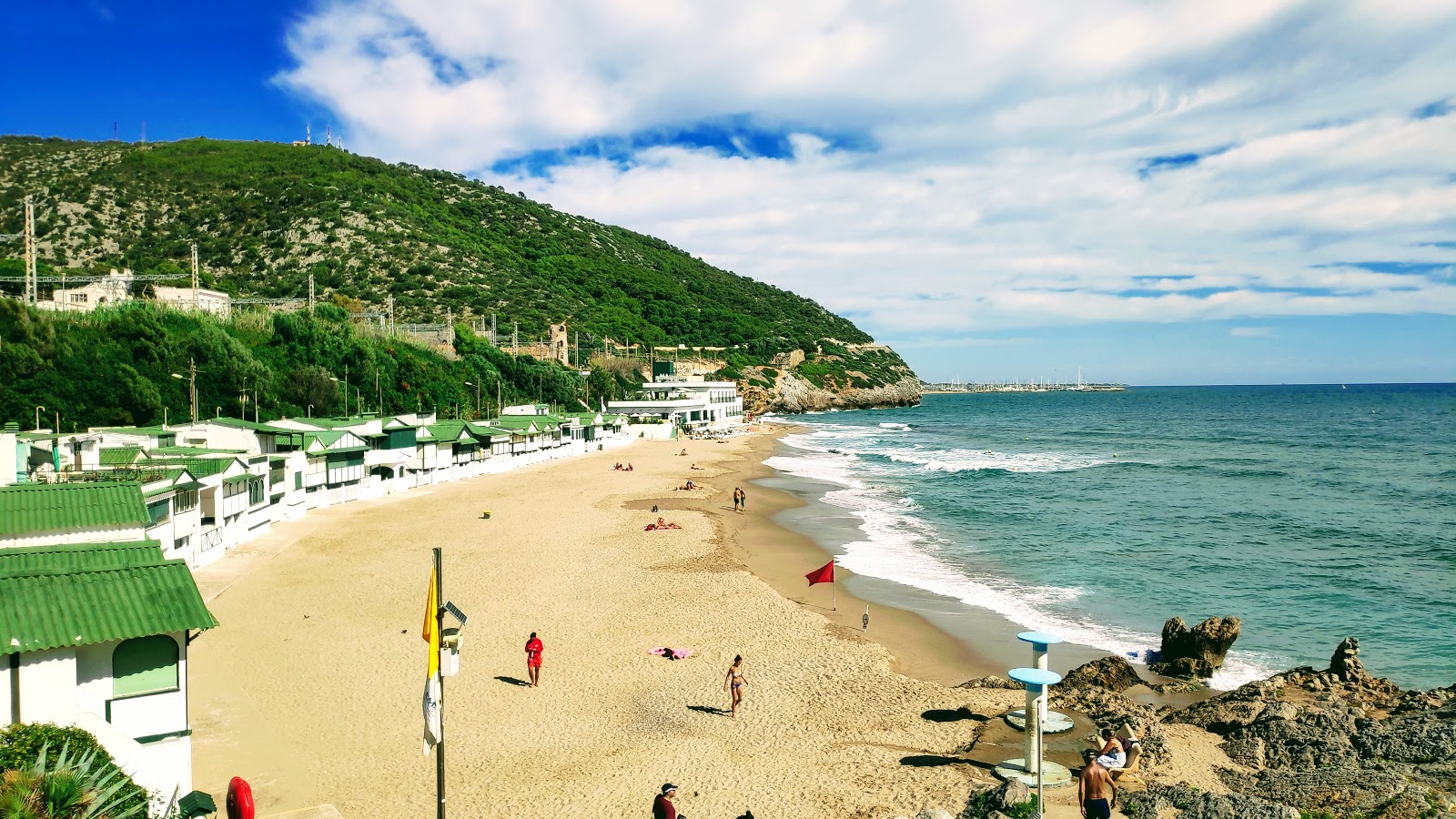 Foto de Praia de Garraf com areia brilhante superfície