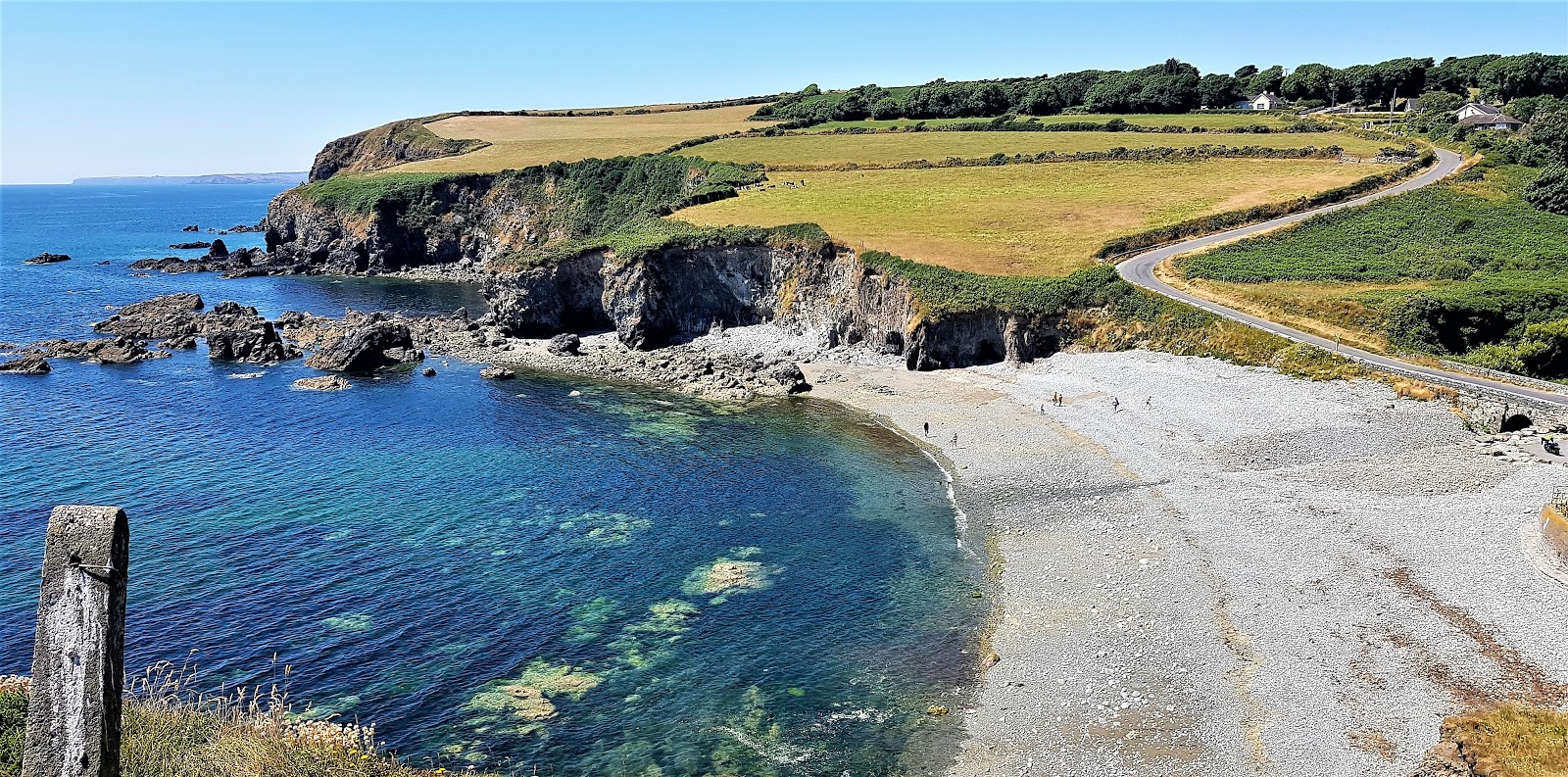 Foto von Ballyvooney Cove Beach mit beiger sand & kies Oberfläche