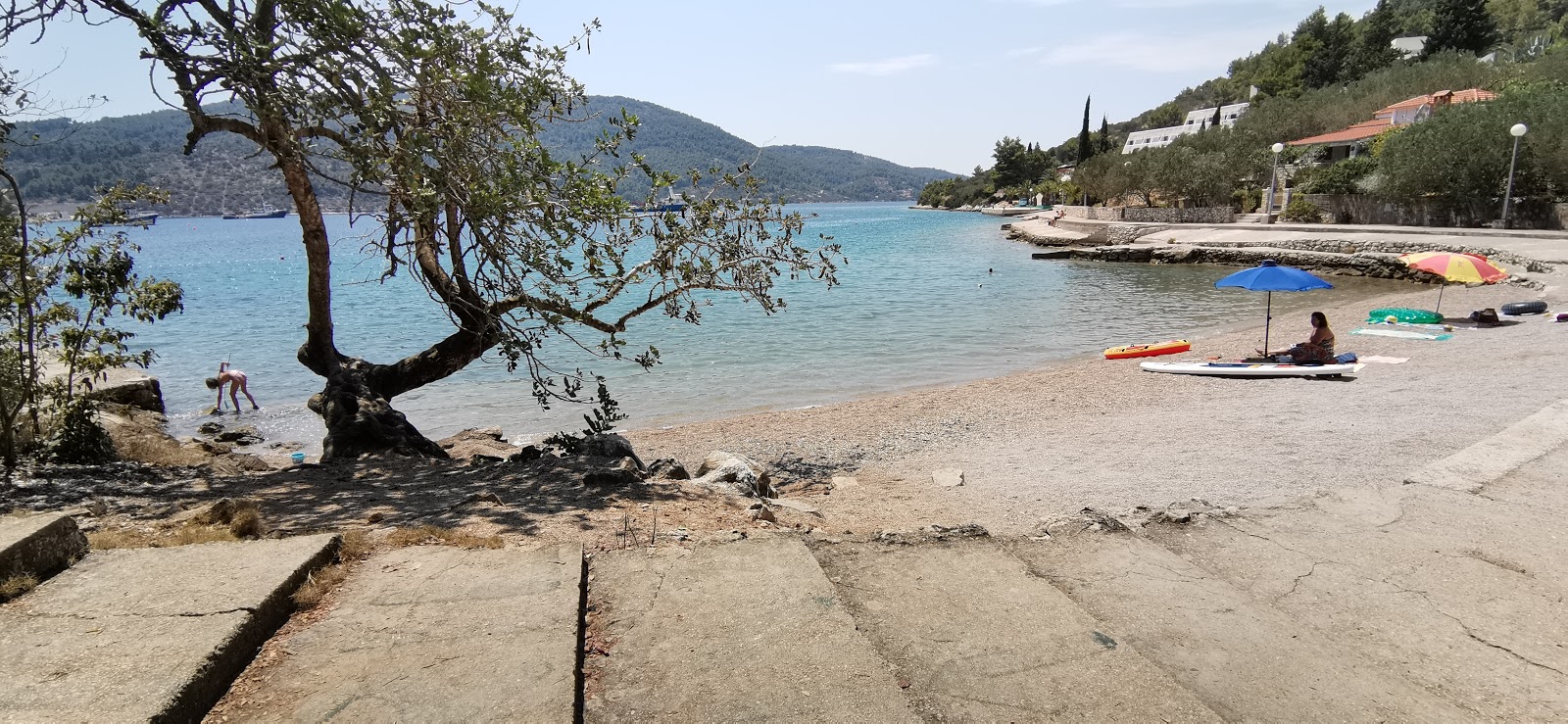 Foto di Plitvine beach sorretto da scogliere