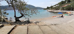 Plitvine beach'in fotoğrafı uçurumlarla desteklenmiş