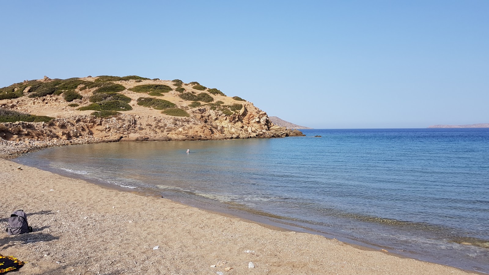 Analoukas beach'in fotoğrafı mavi saf su yüzey ile