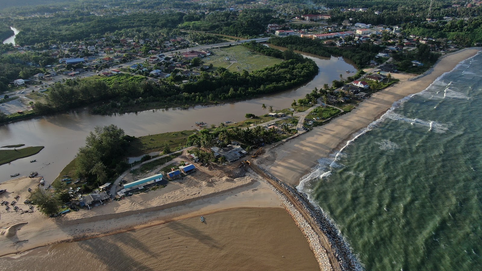 Foto de Kemasik Beach - lugar popular entre os apreciadores de relaxamento