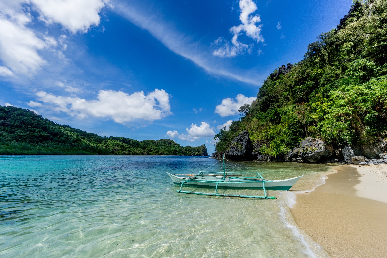 Foto von Bakal Island mit beiger sand Oberfläche