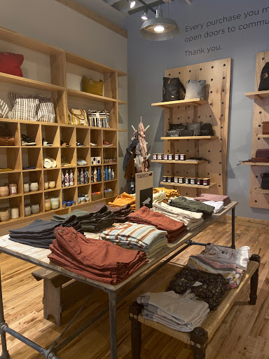 Clothing Store «Planet Access Company Store», reviews and photos, 4727 N Lincoln Ave, Chicago, IL 60625, USA