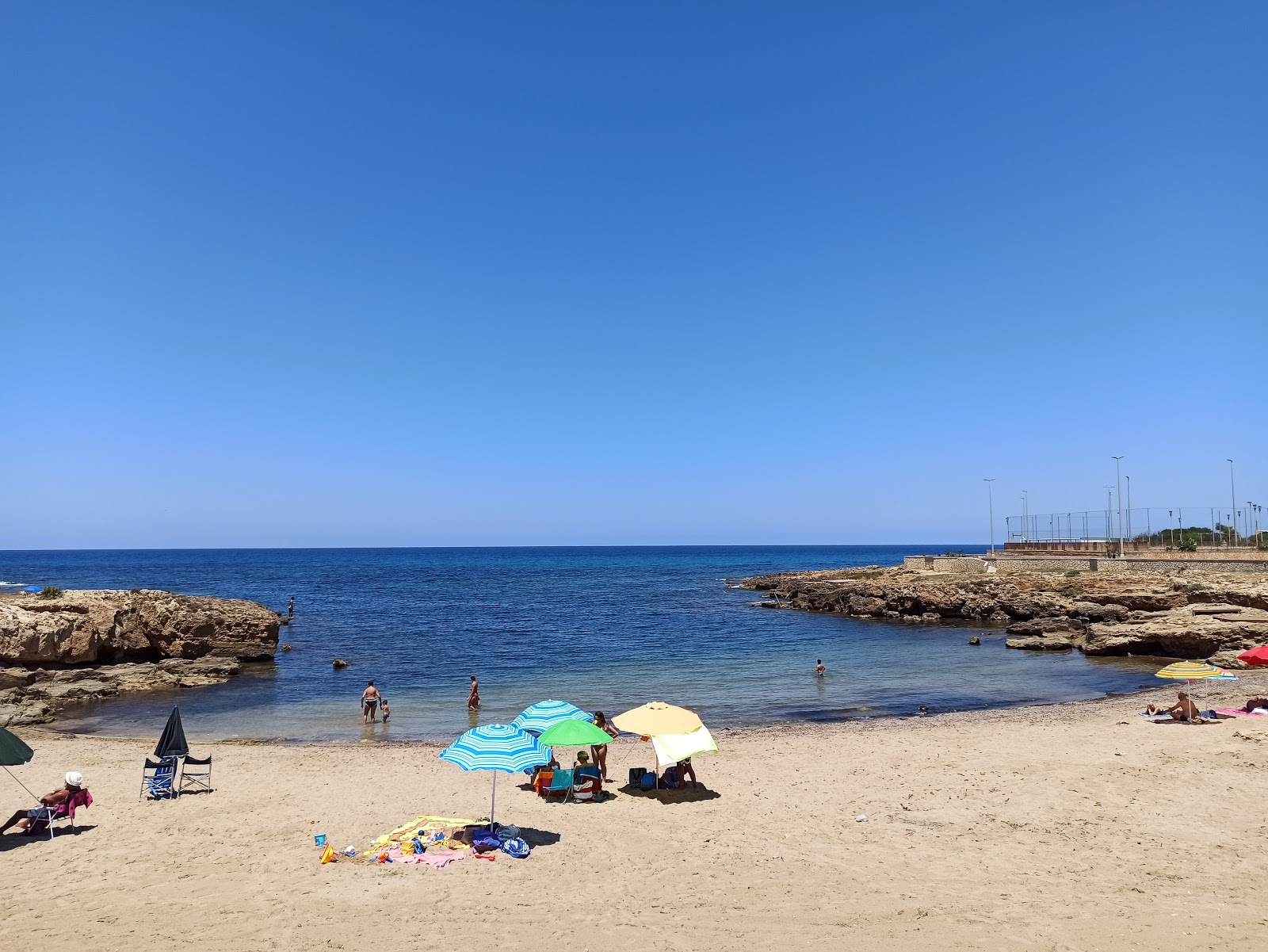 Cortigliolo beach的照片 带有碧绿色纯水表面