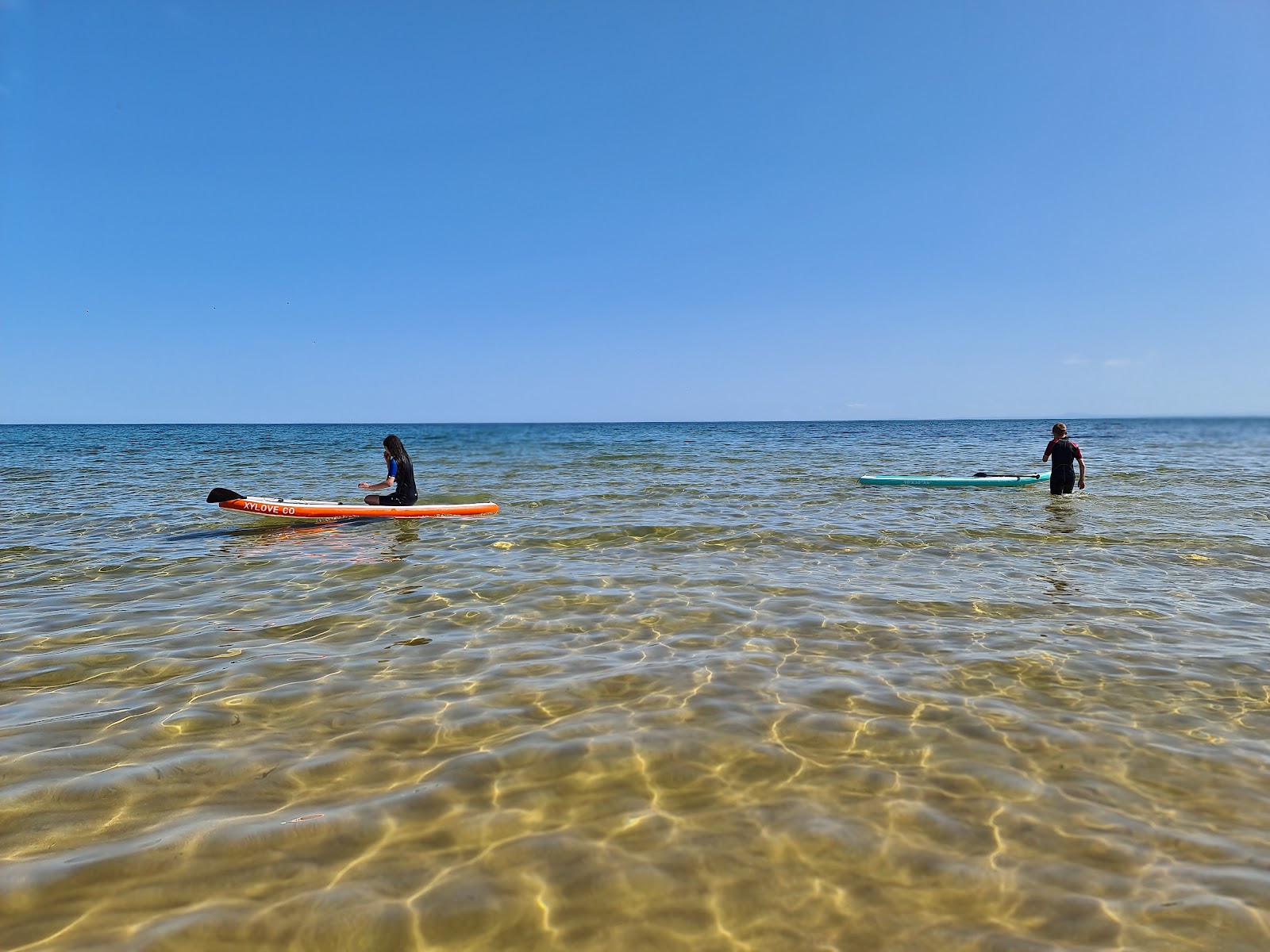 布罗拉海滩的照片 带有碧绿色纯水表面