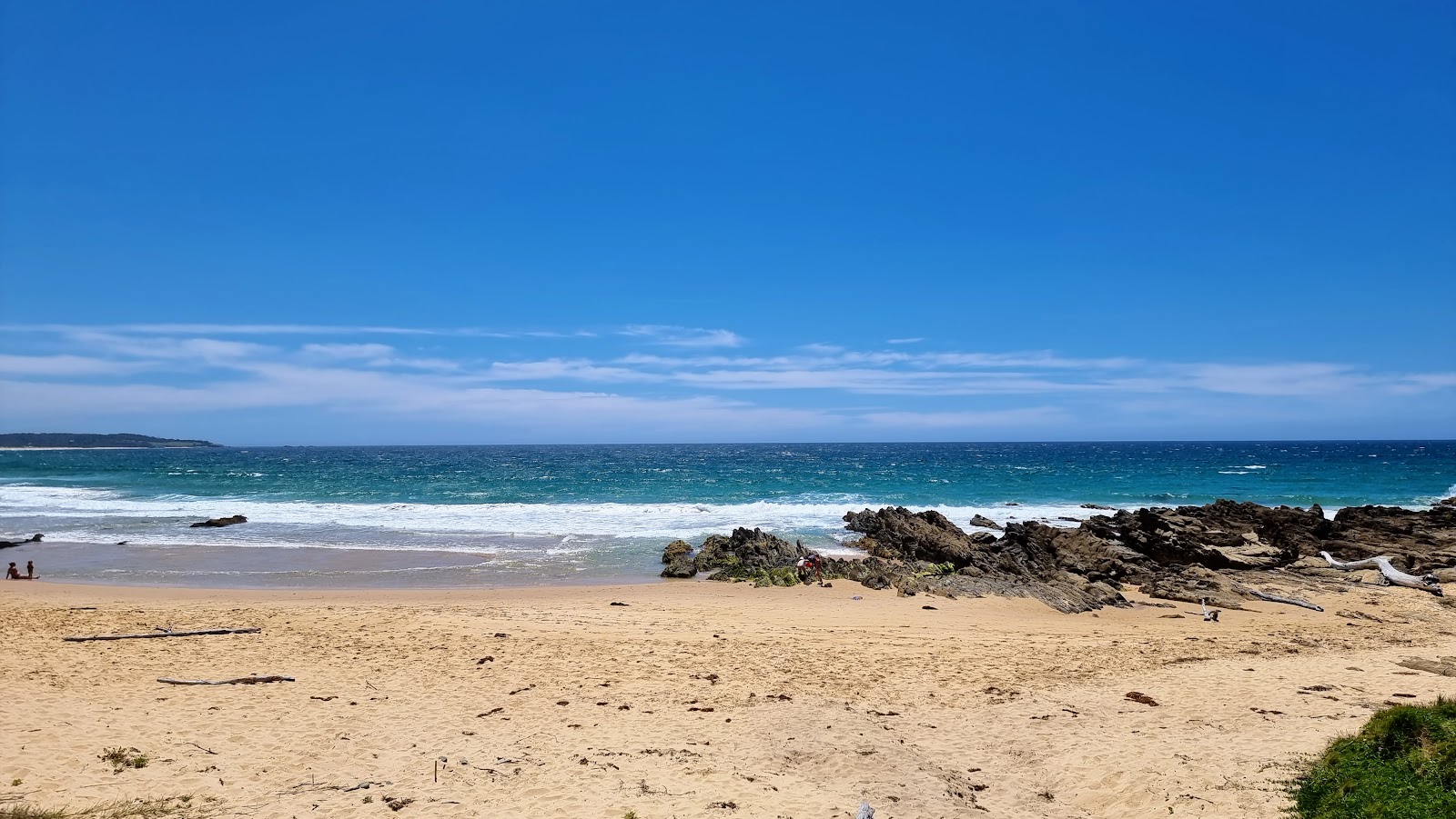 Cuttagee Beach的照片 带有碧绿色纯水表面