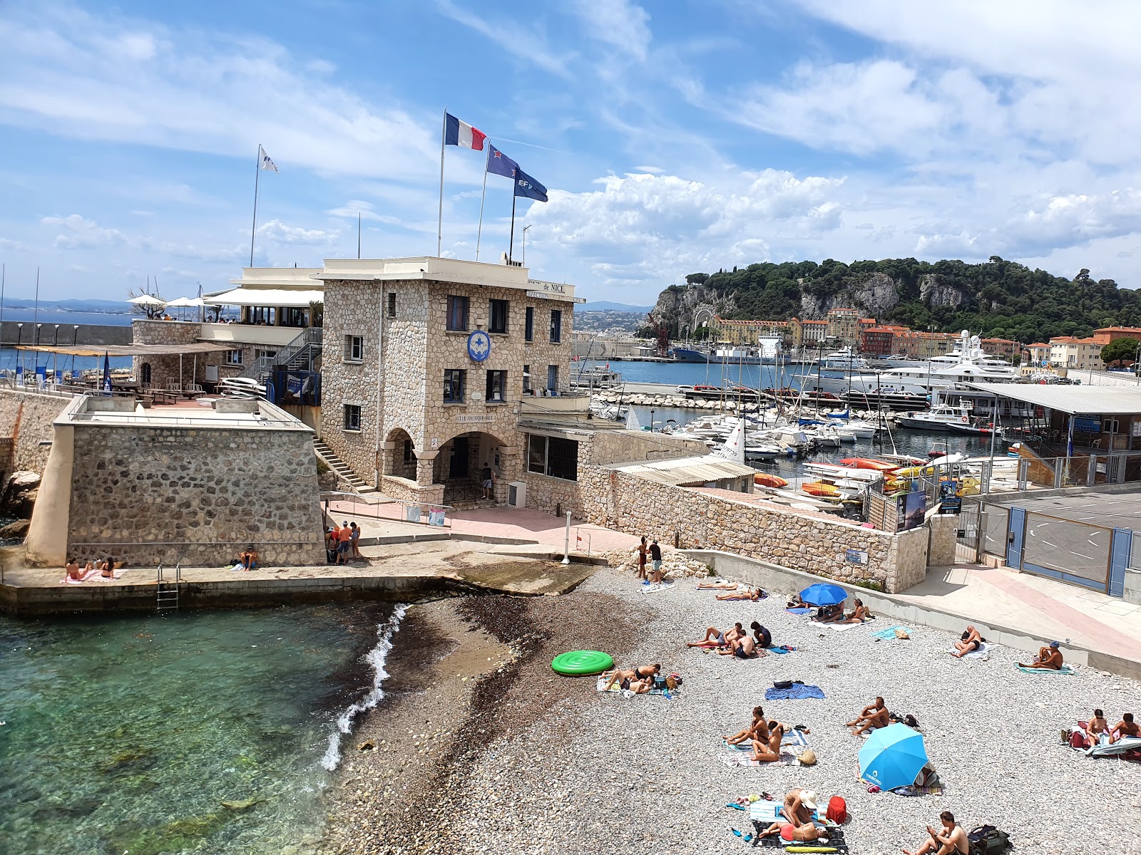 Foto von Plage des Bains Militaires mit graue kiesel Oberfläche