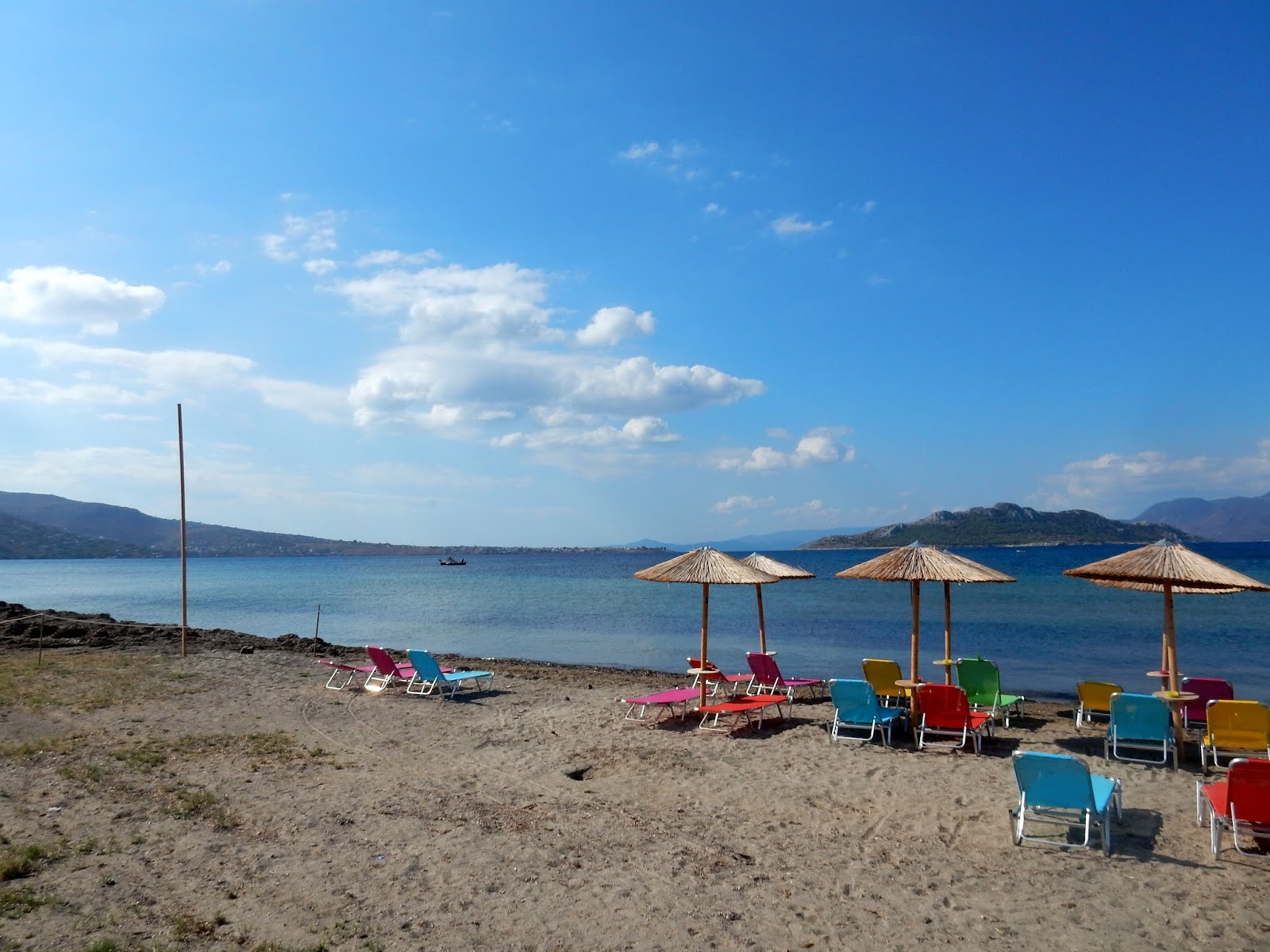 Foto di Paralia Agios Vasilios con una superficie del acqua verde chiaro