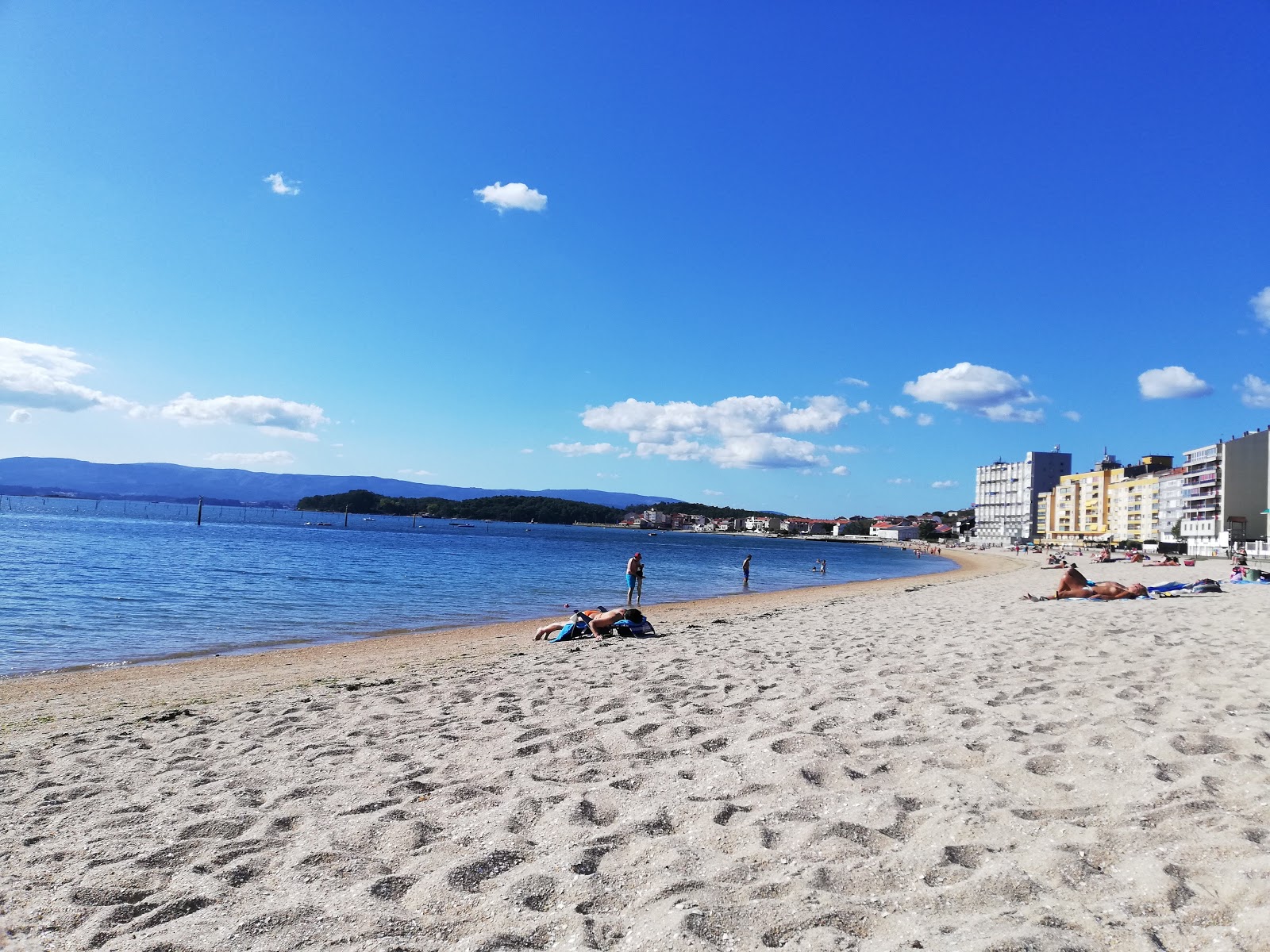 Valokuva Praia de Compostelaista. pinnalla kirkas hiekka:n kanssa