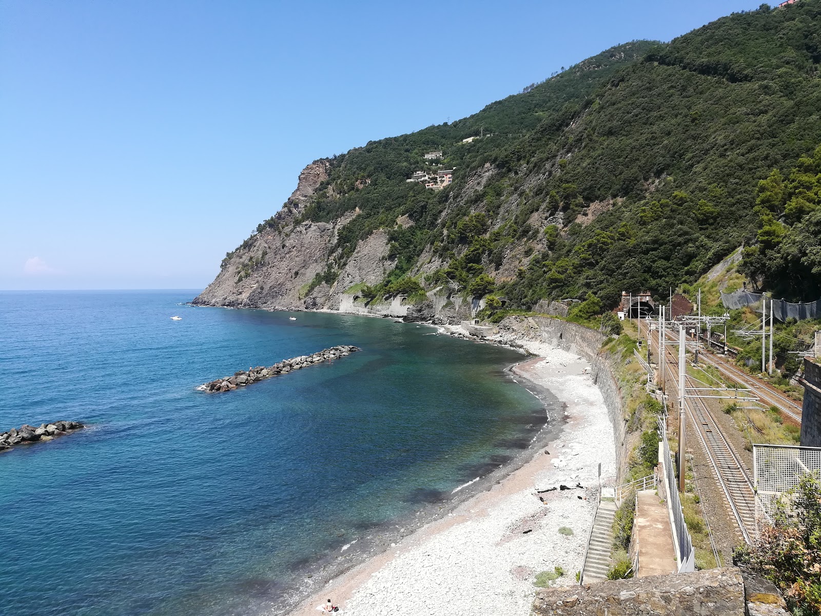 Fotografie cu Spiaggia di Framura sprijinit de stânci