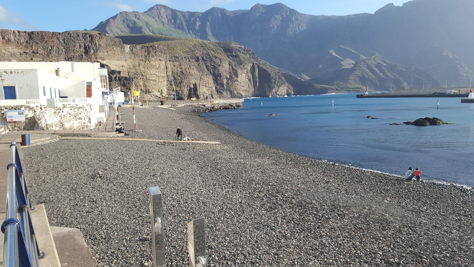Zdjęcie Playa de las Nieves z powierzchnią małe szare kamyczki