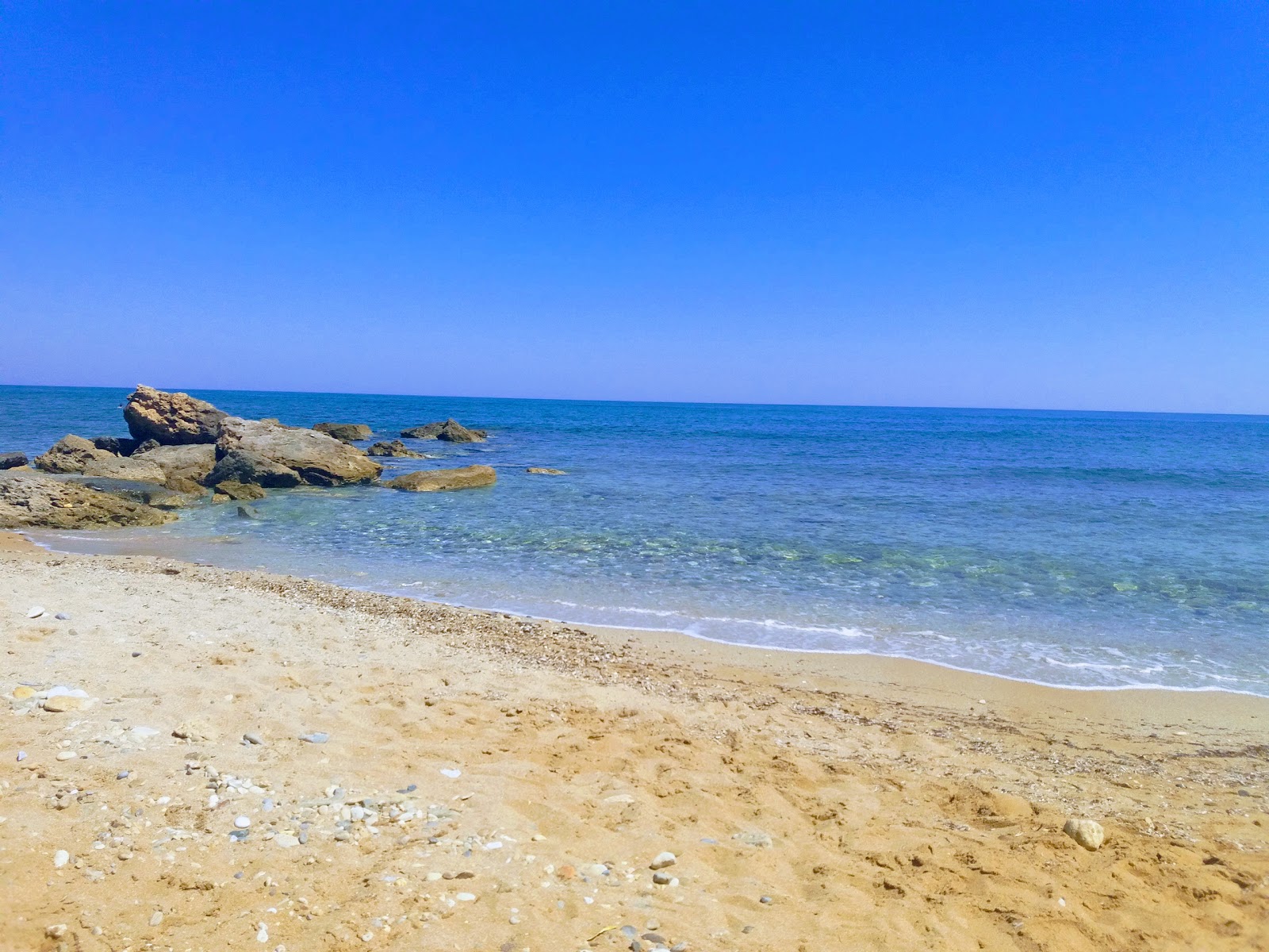 Zdjęcie Eleven beach z powierzchnią czarny piasek i kamyczki