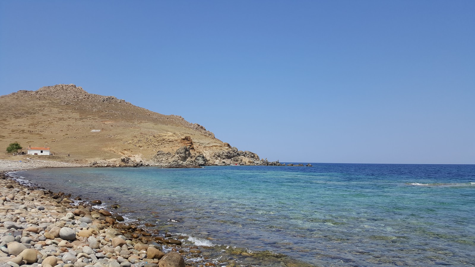 Foto de Mourtzeflos beach - lugar popular entre os apreciadores de relaxamento