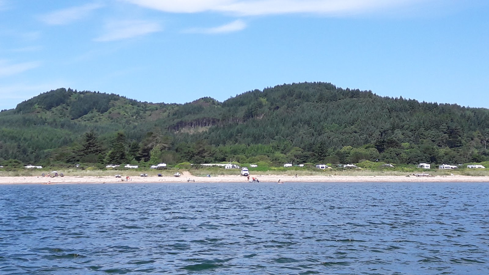 Carradale Bay Beach的照片 带有碧绿色纯水表面