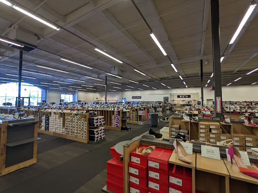 Shoe Store «DSW Designer Shoe Warehouse», reviews and photos, 7923 N Blackstone Ave, Fresno, CA 93720, USA
