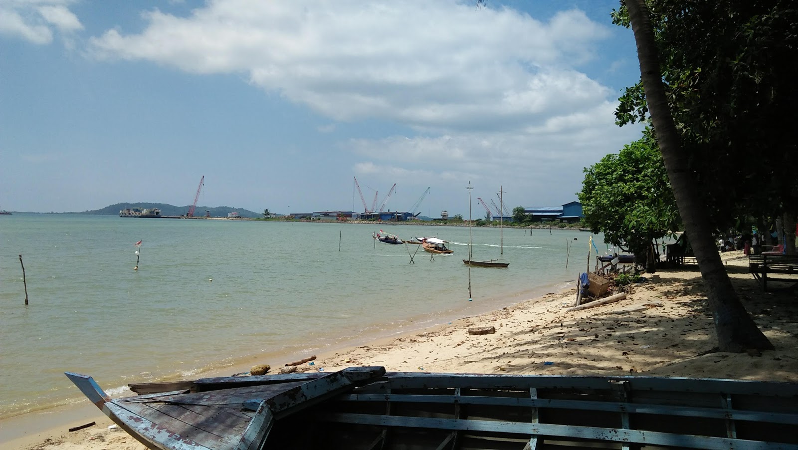 Zdjęcie Pantai Panau z powierzchnią jasny piasek