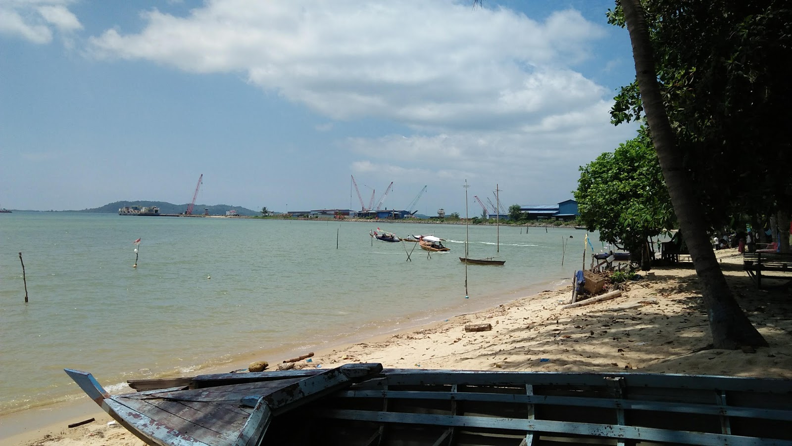 Foto di Pantai Panau con una superficie del sabbia luminosa