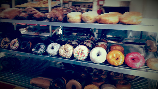 Donut Shop «Donut Hut», reviews and photos, 2025 W Magnolia Blvd, Burbank, CA 91506, USA
