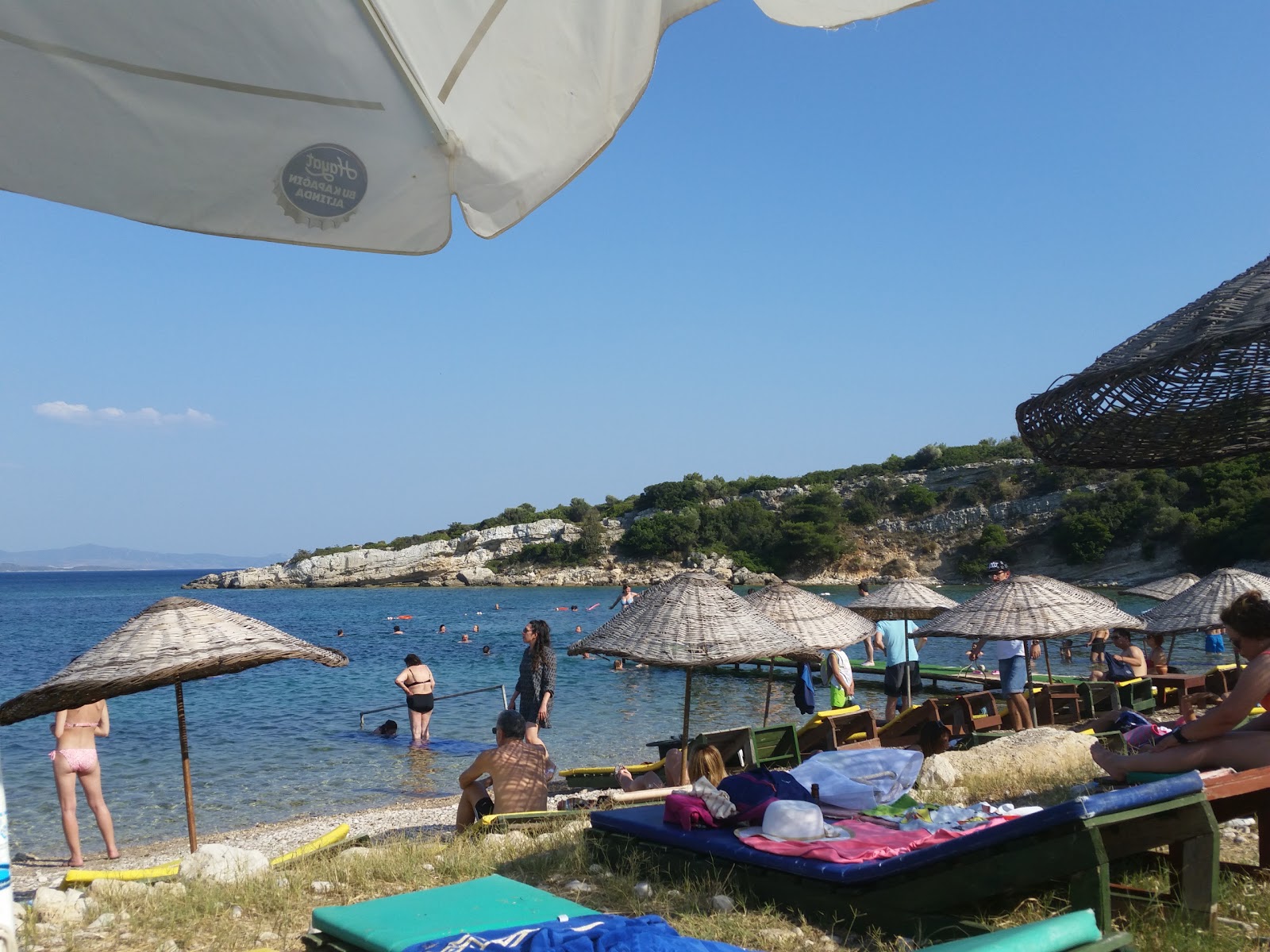 Denizyıldızı Plajı'in fotoğrafı uçurumlarla desteklenmiş