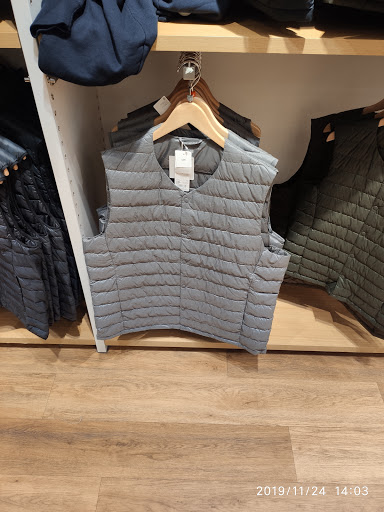 Stores to buy men's vests Moscow