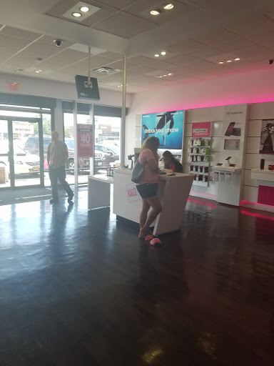 Cell Phone Store «T-Mobile», reviews and photos, 62 Sunrise Hwy, Lindenhurst, NY 11757, USA