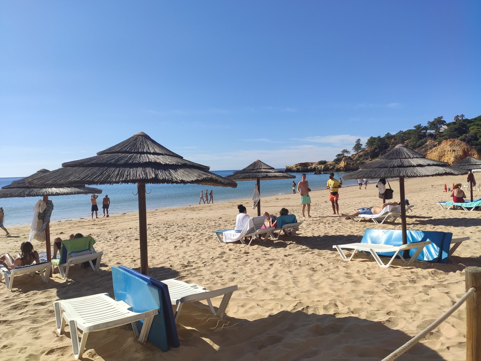 Foto von Praia Santa Eulalia umgeben von Bergen