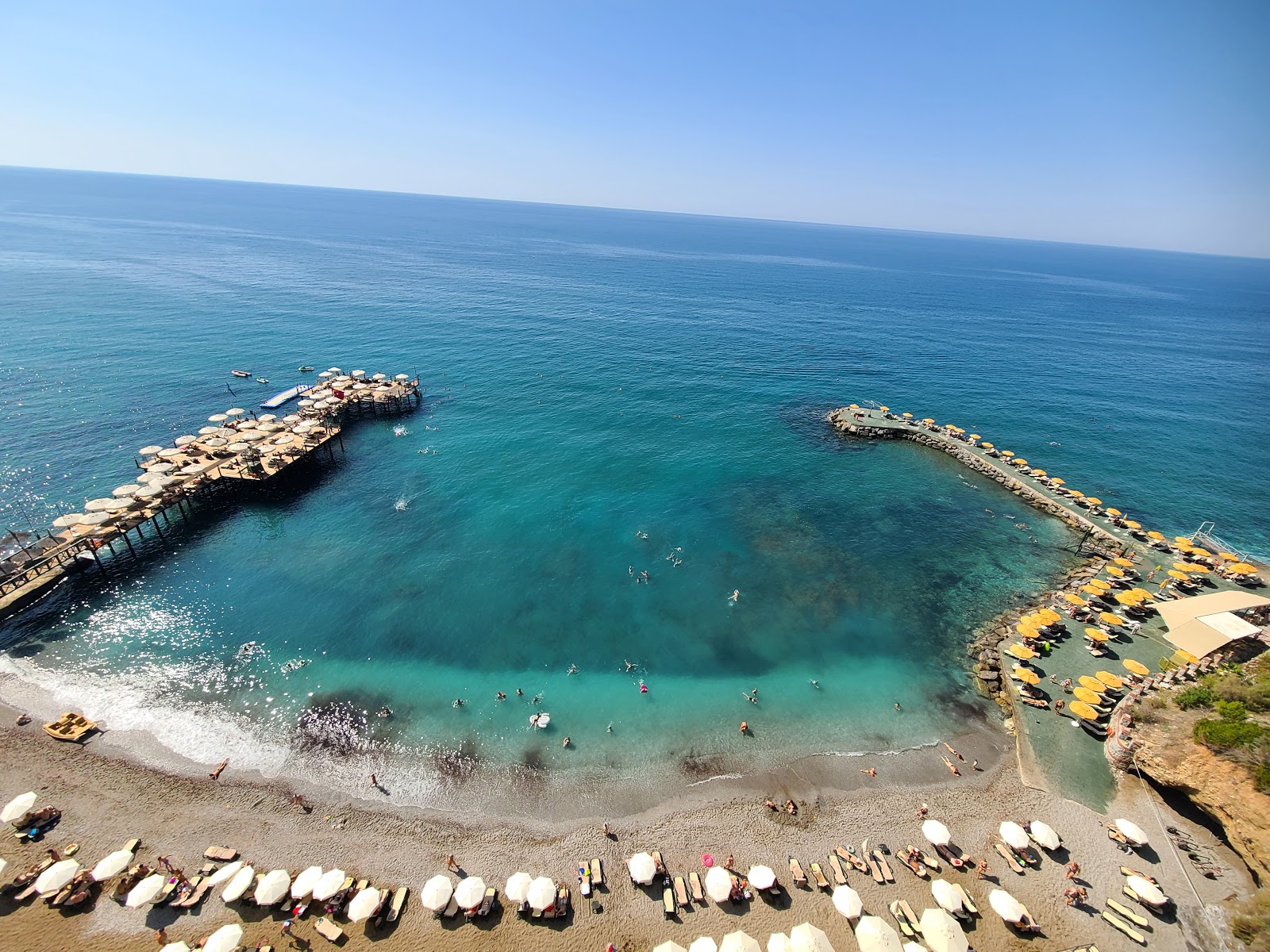 Foto de Mahmutlar beach III con arena oscura superficie