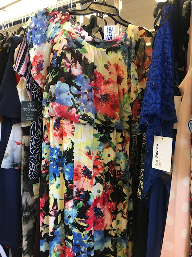 Shopping Mall «Powell Street Plaza Shopping Center», reviews and photos, 5795 Christie Ave, Emeryville, CA 94608, USA