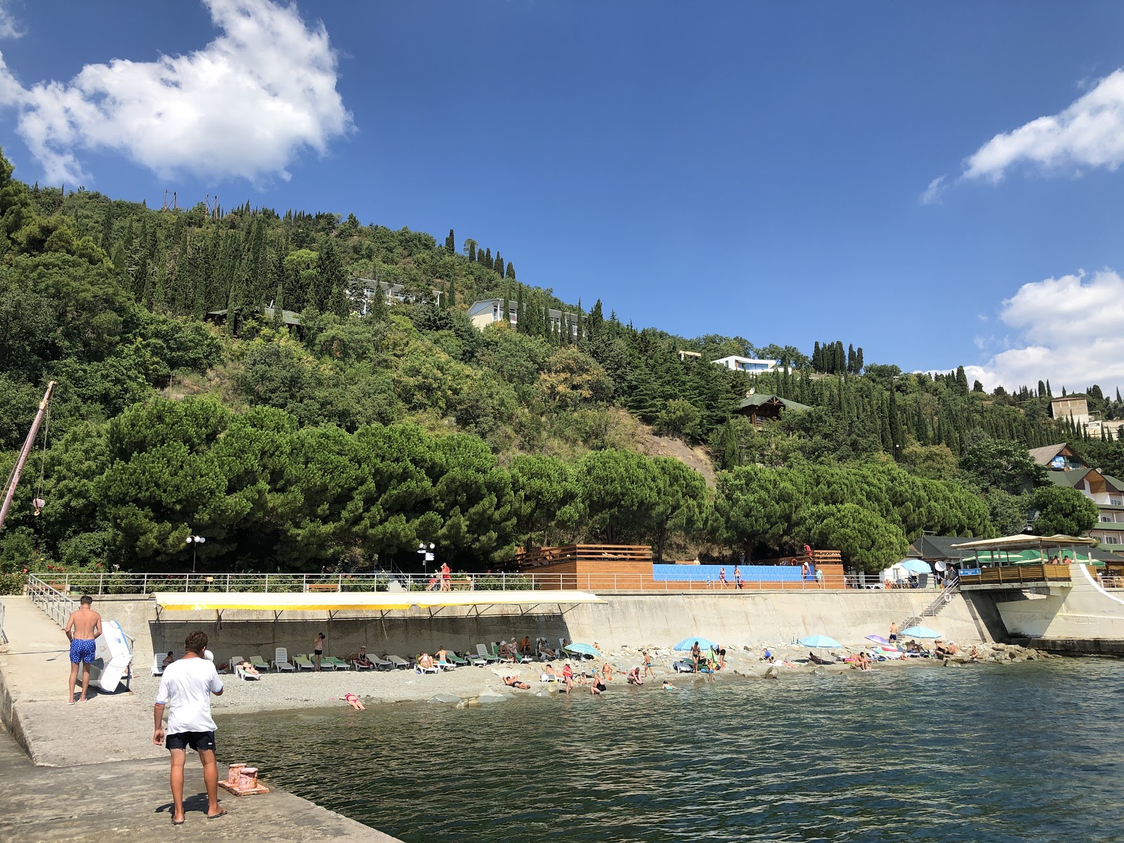 Foto von Beregovoy beach mit türkisfarbenes wasser Oberfläche