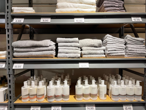 Furniture Store «Crate and Barrel Outlet», reviews and photos, 1700 Prince St, Alexandria, VA 22314, USA