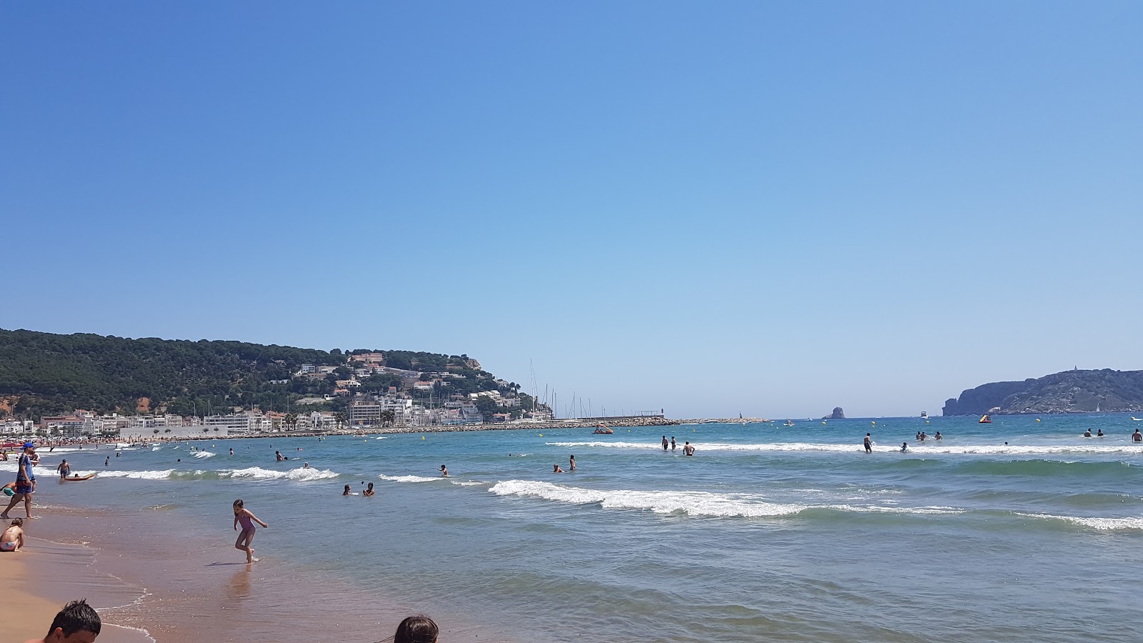 Valokuva L'Estartitin rantaista. pinnalla turkoosi puhdas vesi:n kanssa