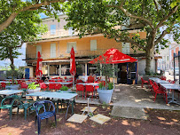 Atmosphère du Restaurant Brasserie des oliviers à Villeneuve-de-Berg - n°2