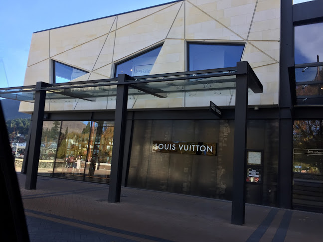 Louis Vuitton Queenstown - Shop
