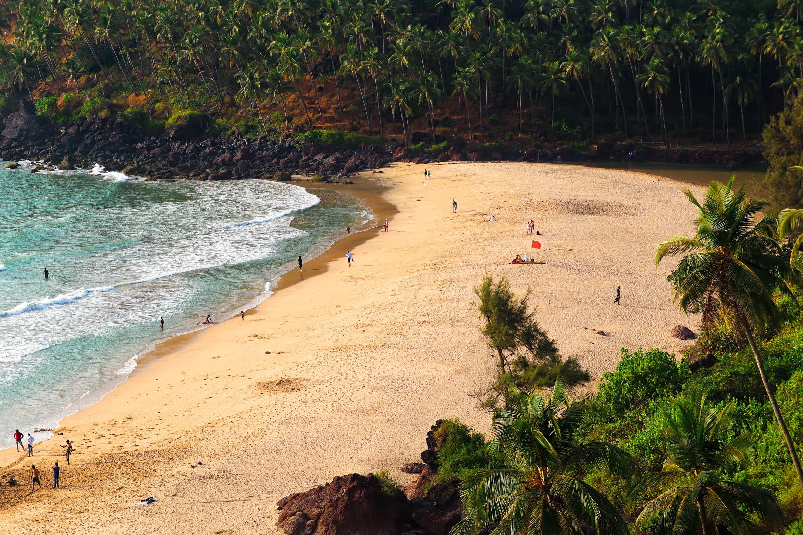 Cabo de Rama Beach'in fotoğrafı geniş bir kıyı şeridi ile birlikte