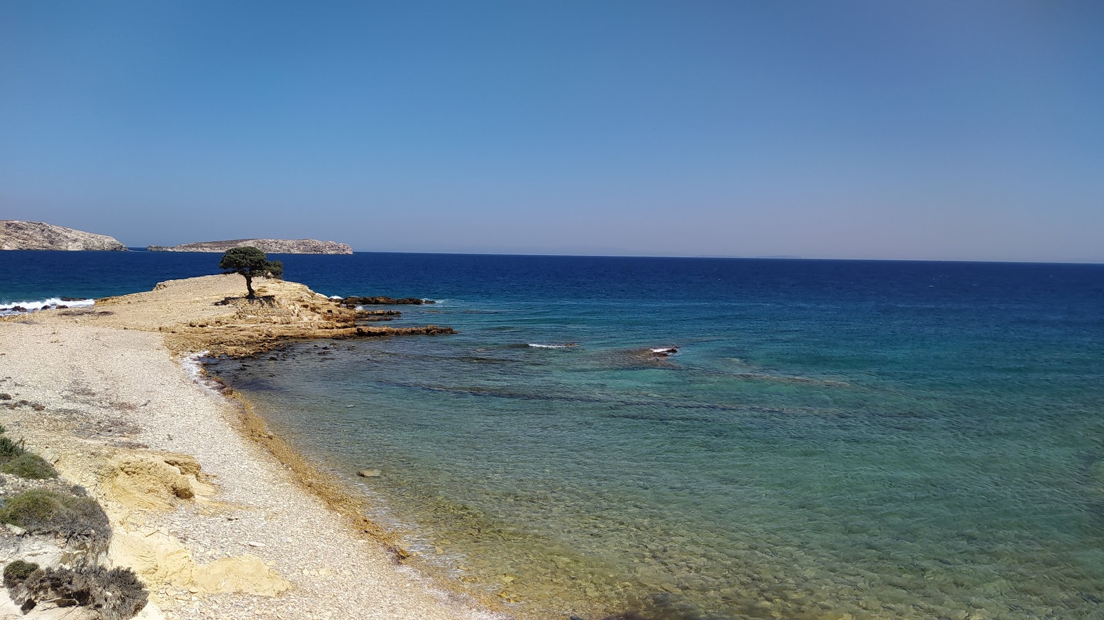 Foto von Monodendri beach mit heller kies Oberfläche