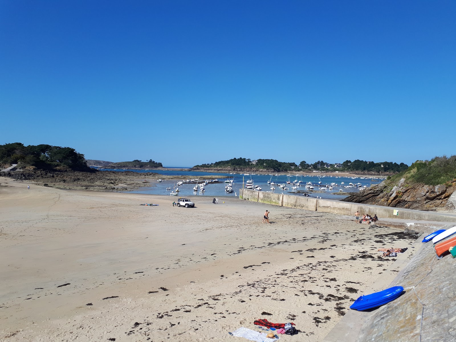 Plage du Port Hue'in fotoğrafı dağlarla çevrili