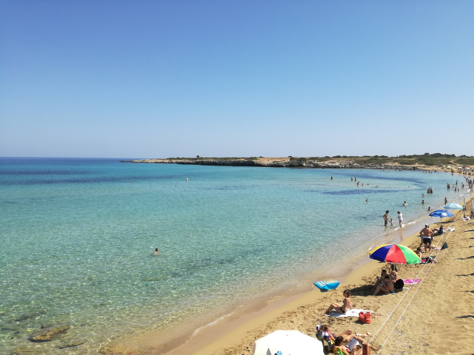 Foto de Playa de Arenella con agua cristalina superficie