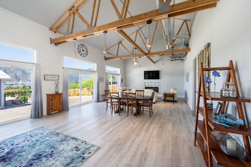 Vacation Home Rental Agency «Windermere Vacation Rentals Lake Chelan», reviews and photos, 115 E Woodin Ave, Chelan, WA 98816, USA