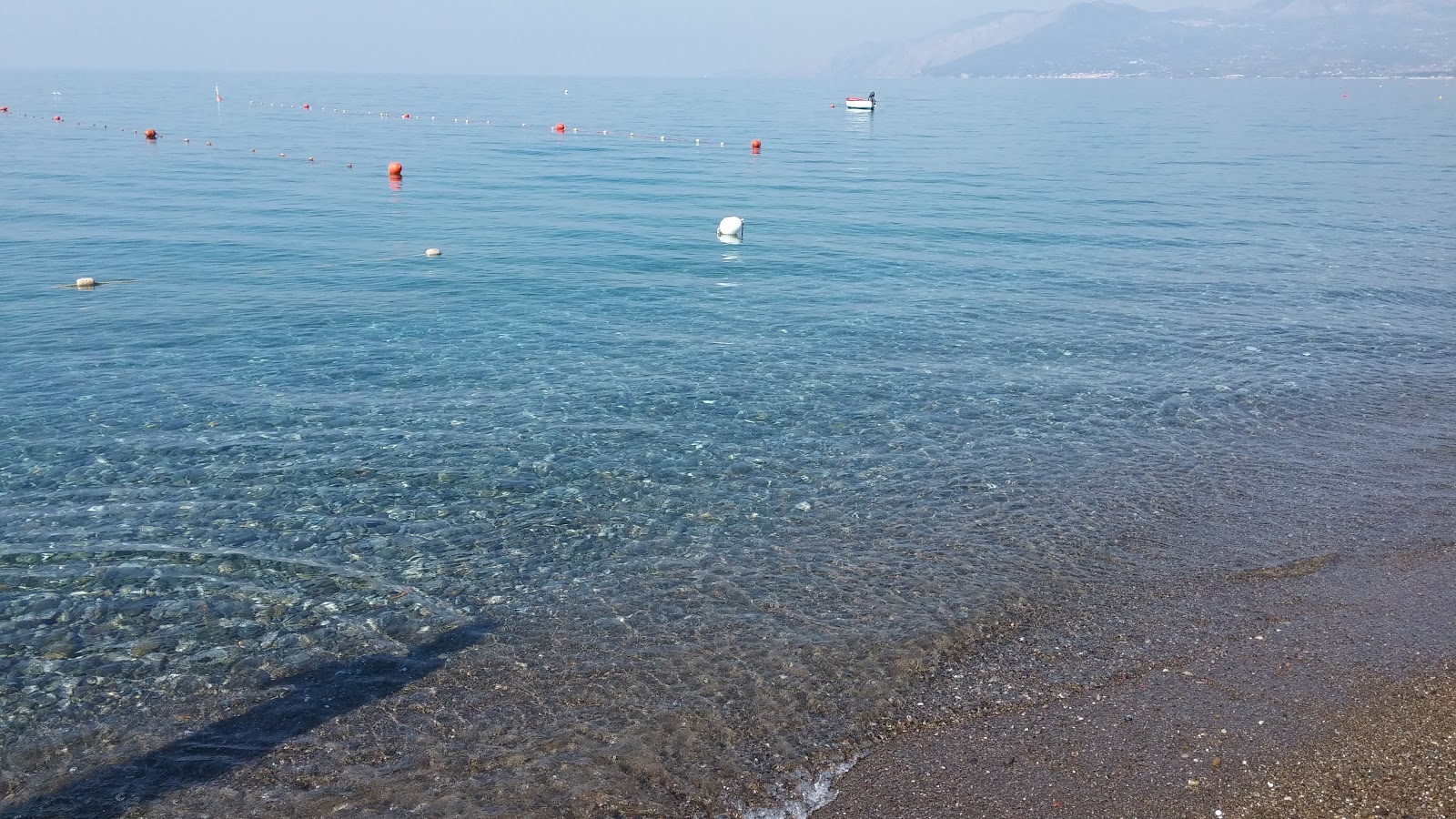 Foto von Spiaggia di Villamare und die siedlung