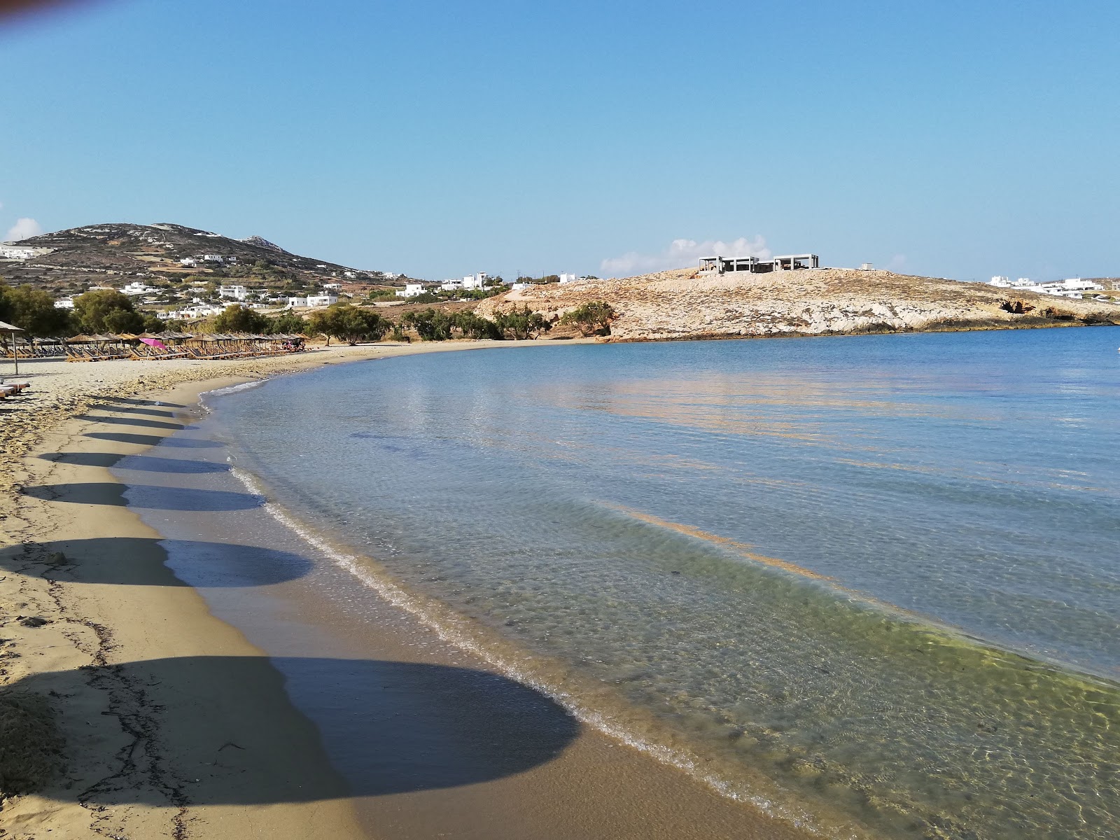 Foto de Parasporos beach com alto nível de limpeza