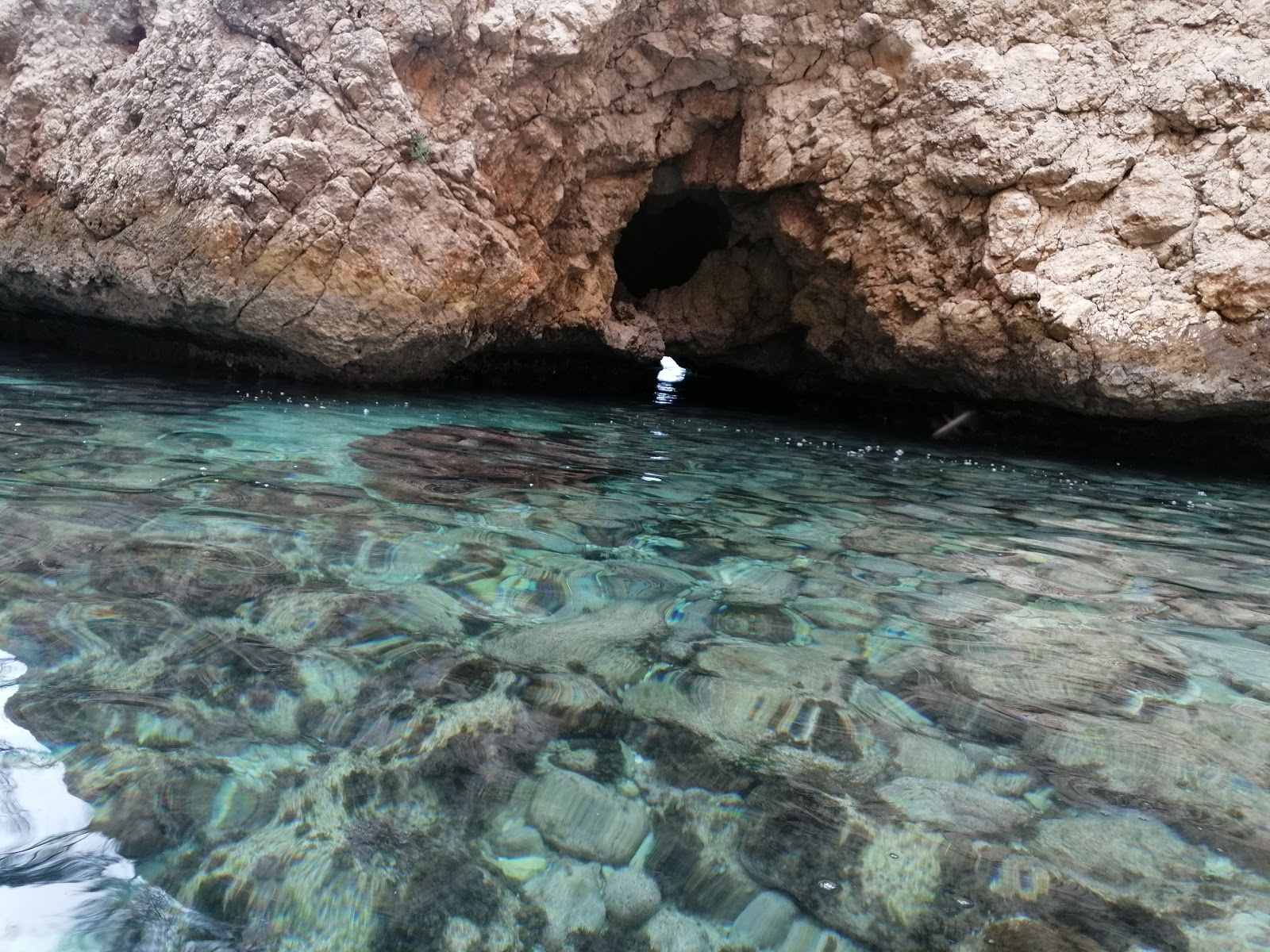 Foto av Cala En Calo med turkos rent vatten yta